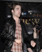 Robert Pattinson está ocupado promocionando "New Moon"